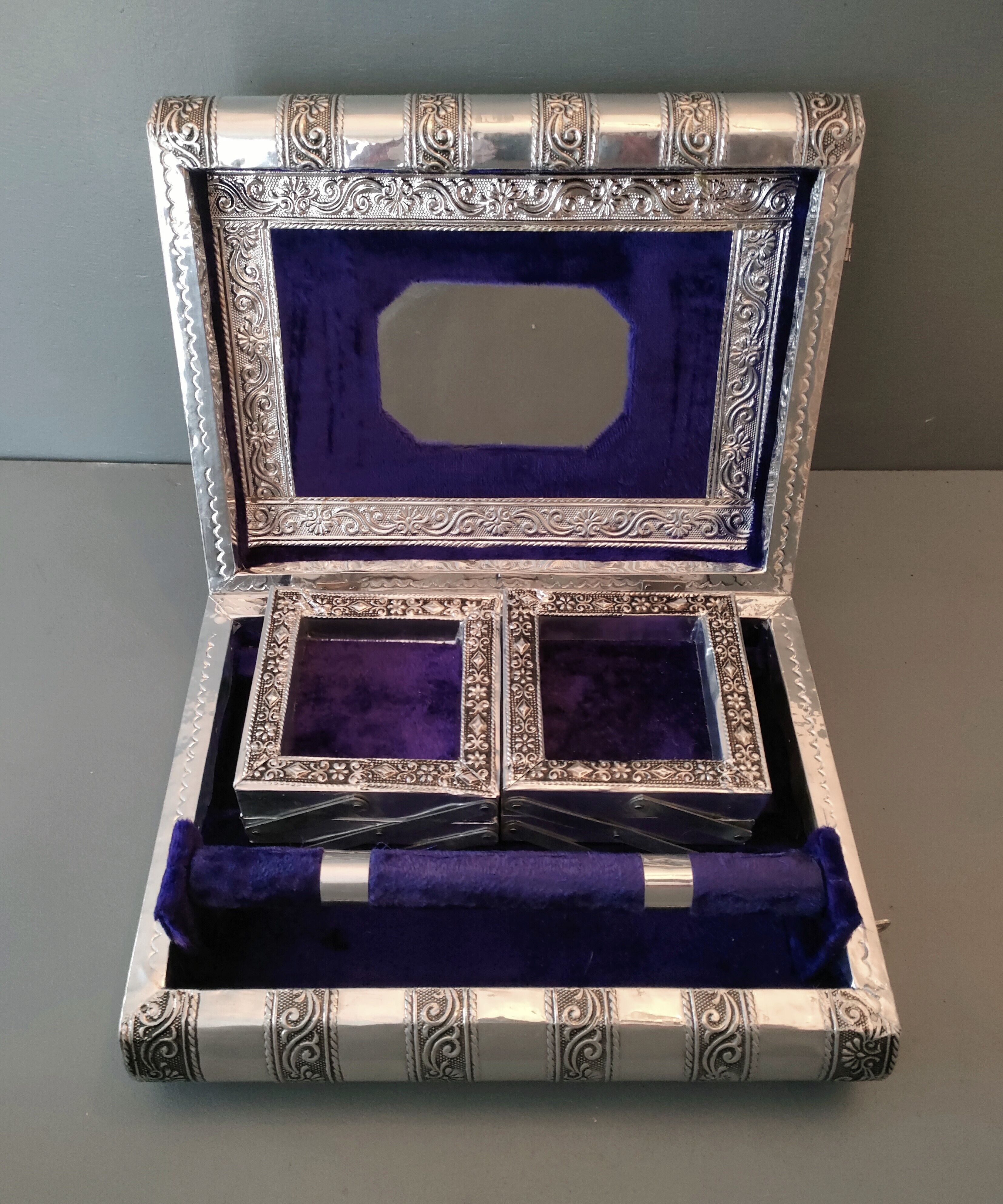 Handcrafted ethnic jewelry box - Hand-pushed silver iron - India - 70's