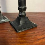 Paire de bougeoirs en laiton patiné démontables