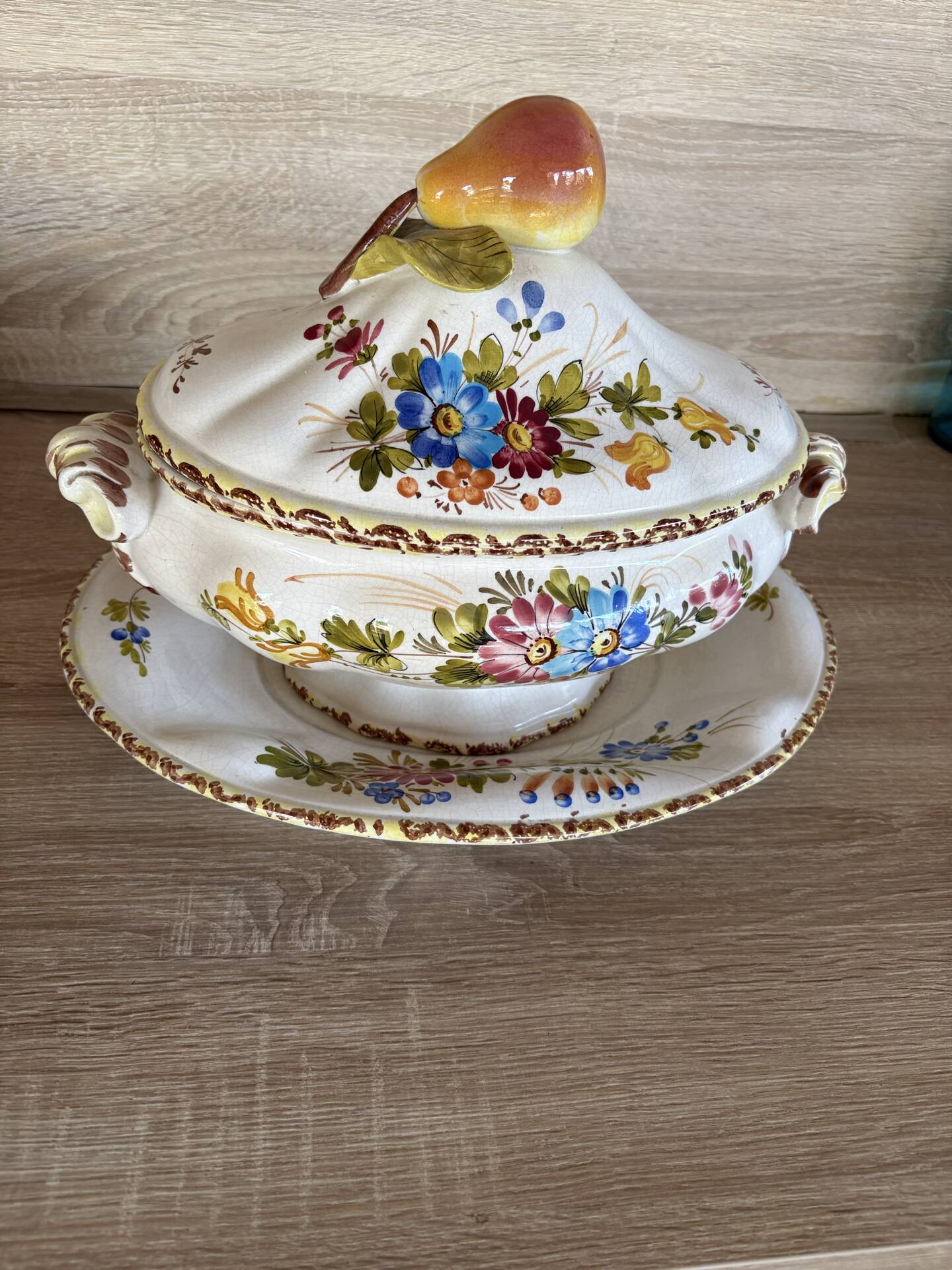 Antique soup tureen in Italian majolica, hand-painted + tray