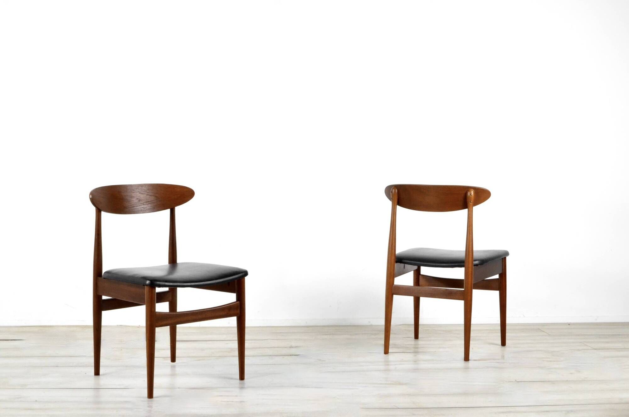 Ensemble de 4 chaises en teck du milieu du siècle. Style vintage moderne/rétro/danois.