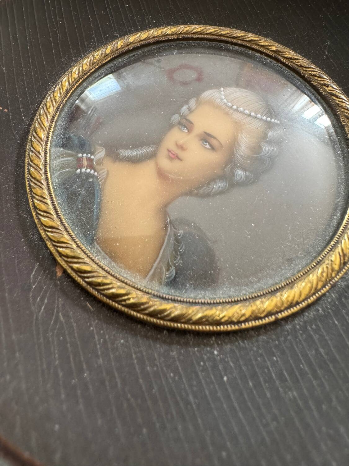 miniature portrait of an elegant woman, hand-painted by the painter Hil