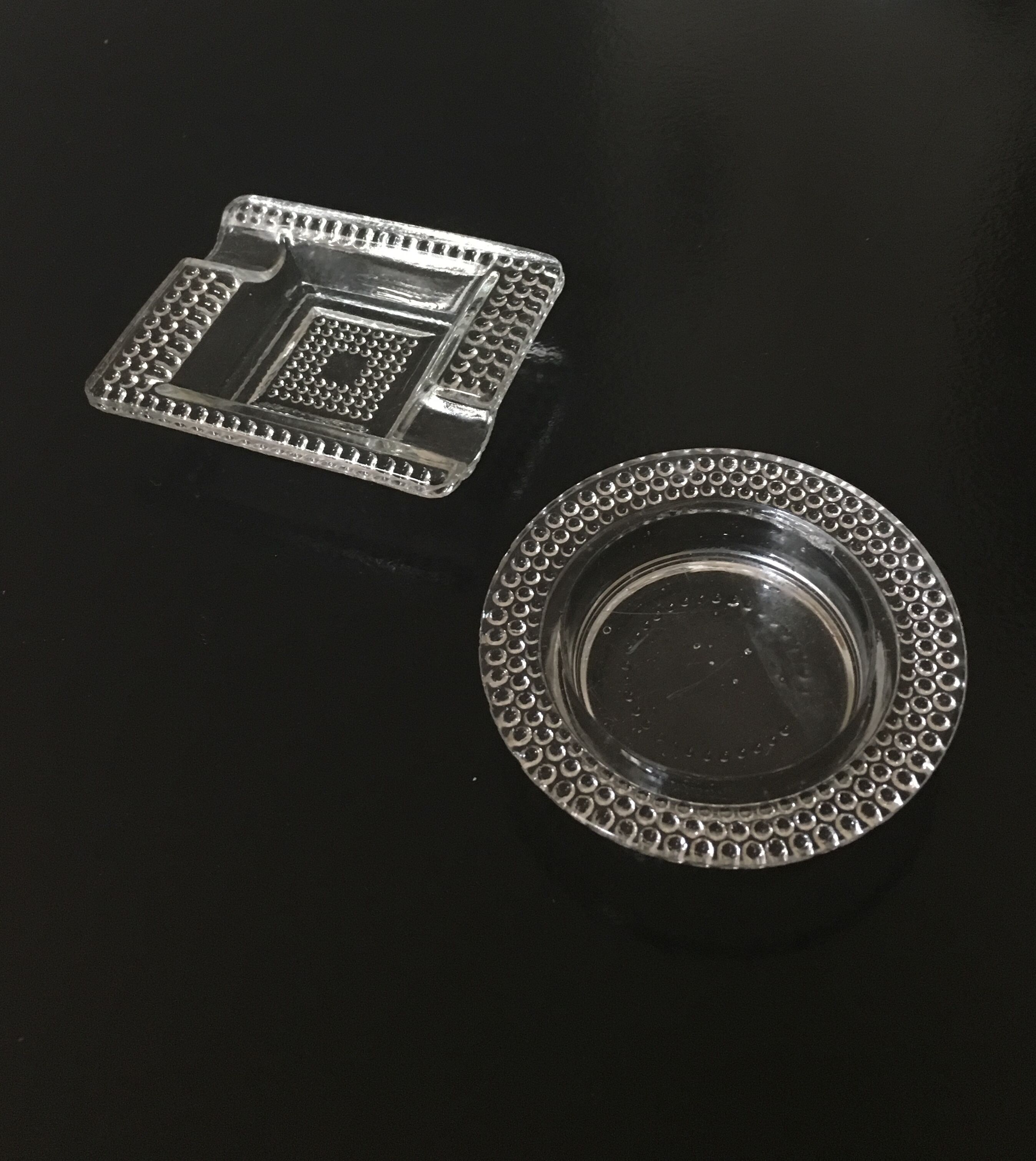 Ensemble de 2 cendriers en verre travaillé