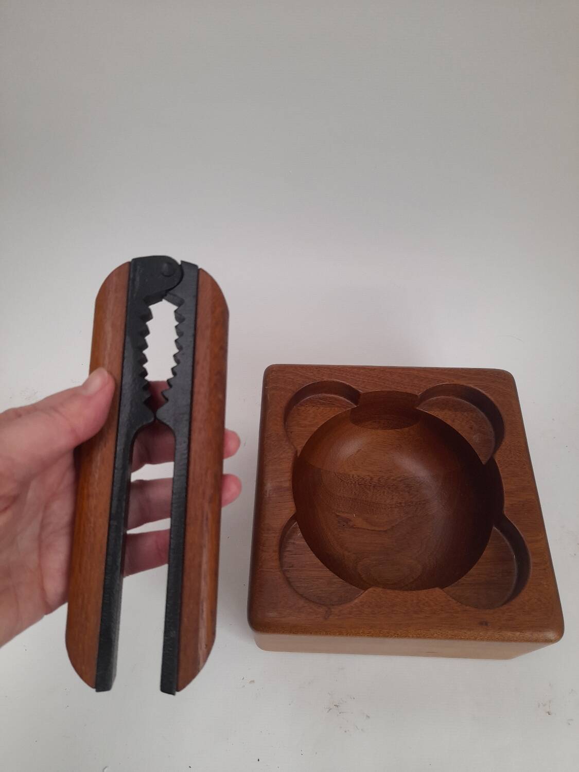 Bowl and nutcracker in Danish teak Bodum 80s