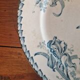Assiette ancienne en terre de fer Badonviller, service "Iris"