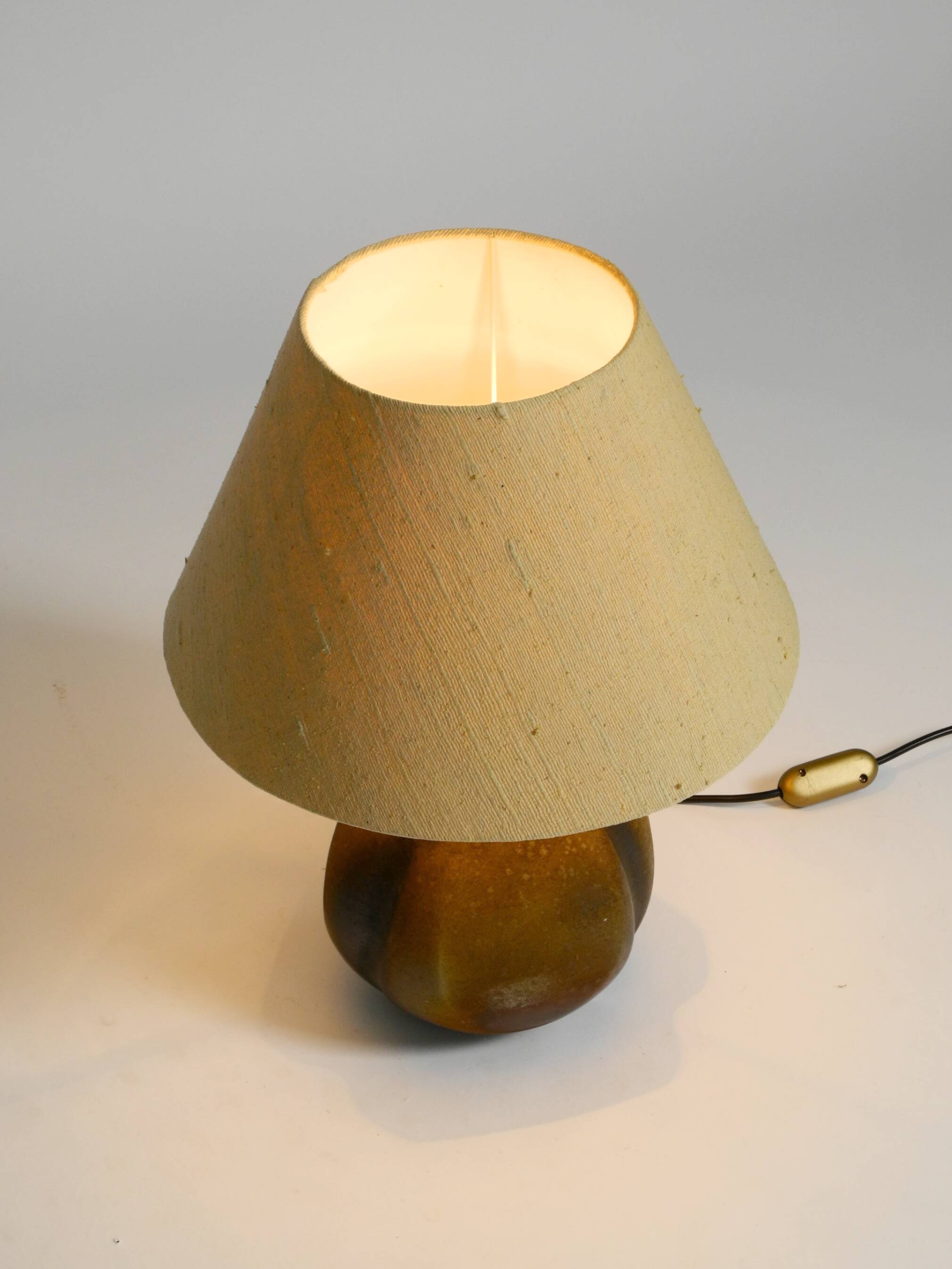 Très belle lampe de table en céramique des années 1960 avec abat-jour en tissu d'origine.