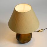 Très belle lampe de table en céramique des années 1960 avec abat-jour en tissu d'origine.