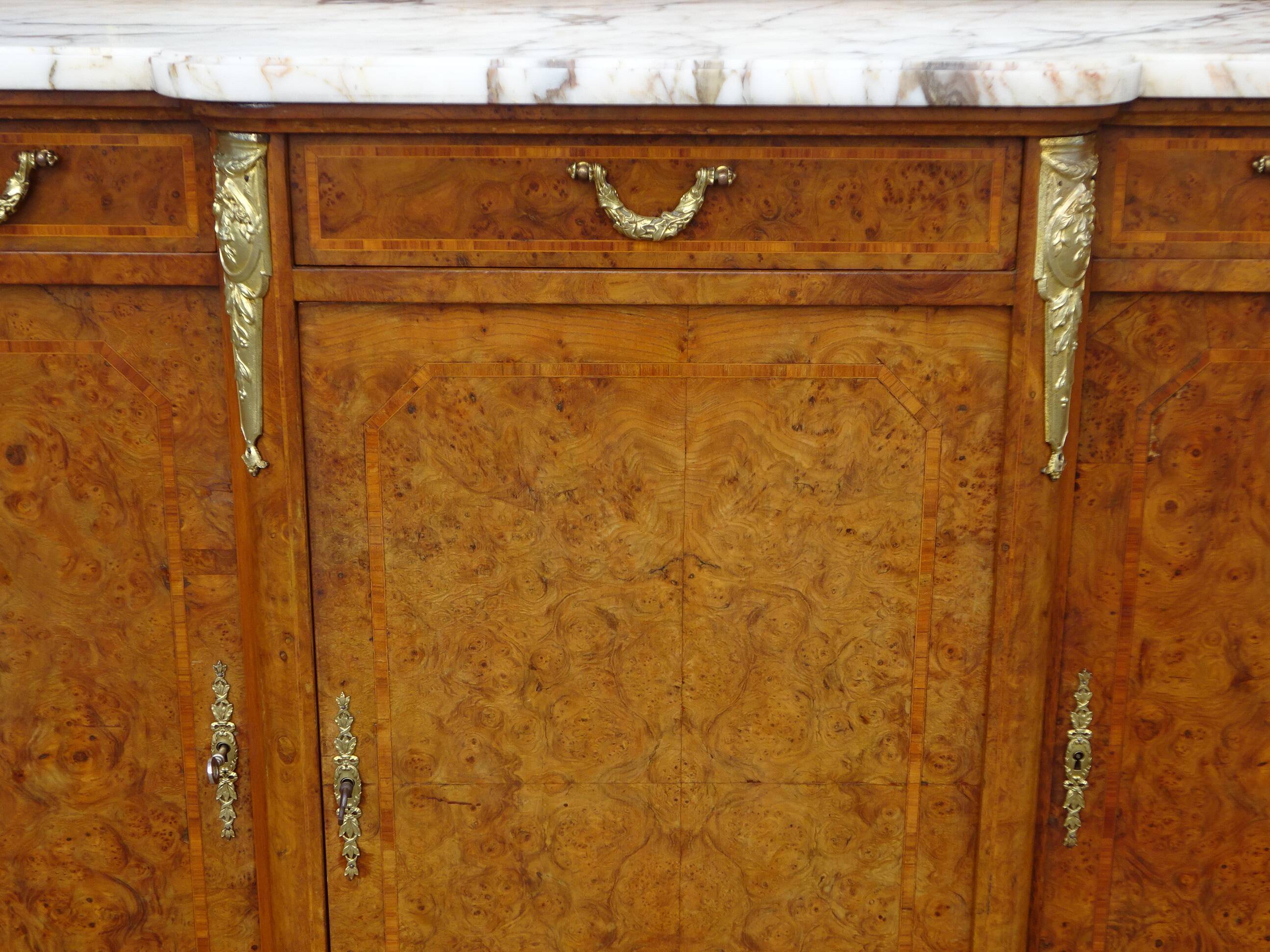 Très ancien buffet Louis XVI avec marbre, miroir et bronze