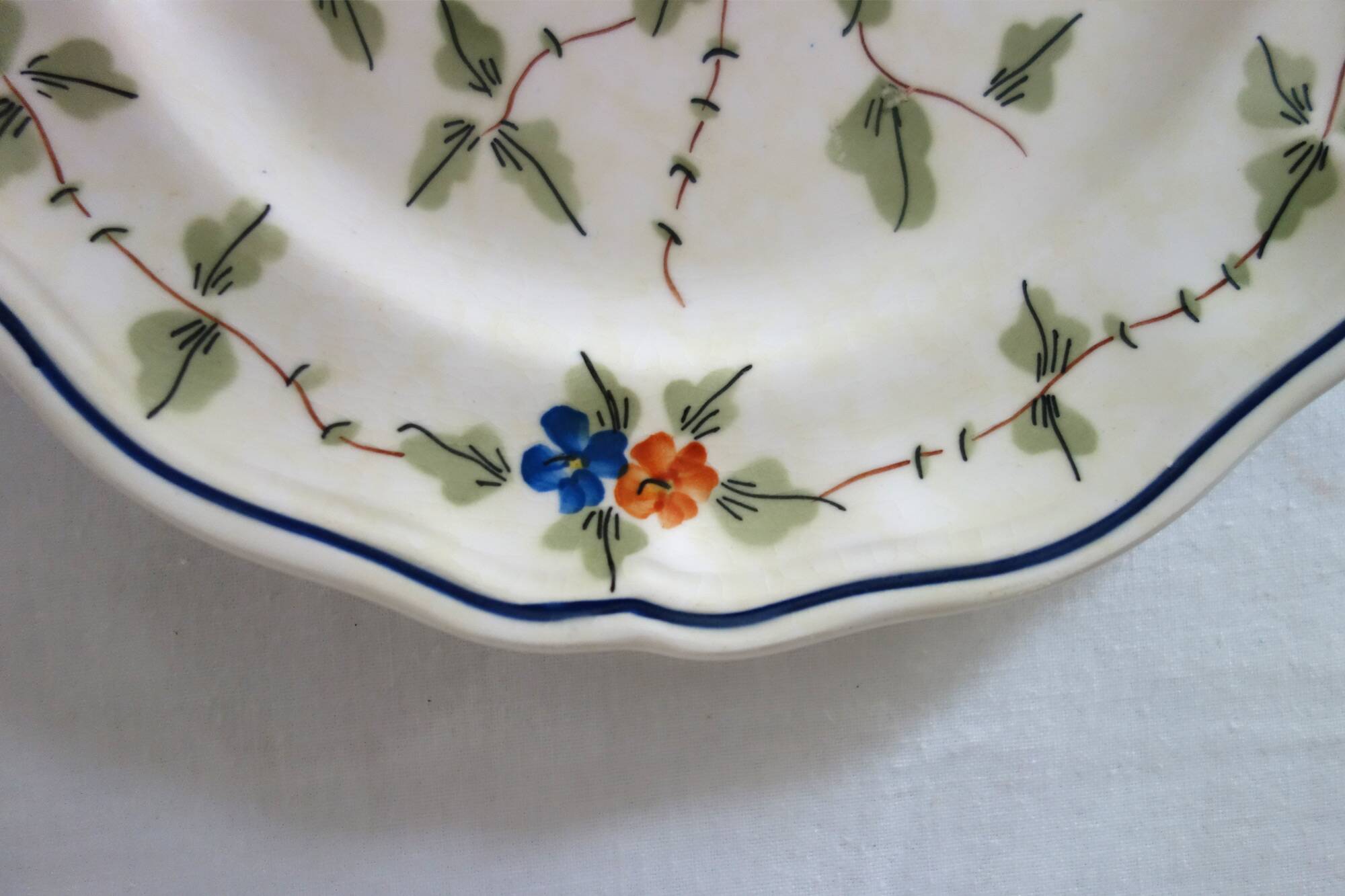 12 anciennes assiettes à dessert Longchamp décor fleuri