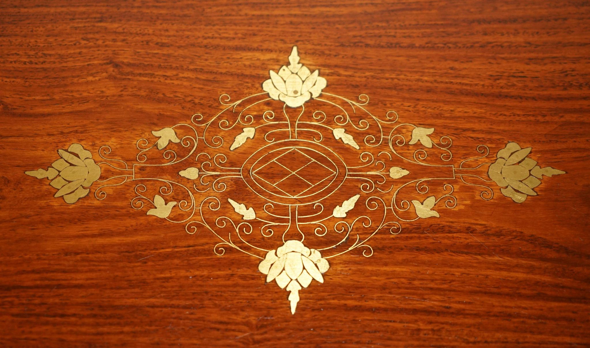 Commode vintage anglo-indienne en bois dur avec incrustations en laiton
