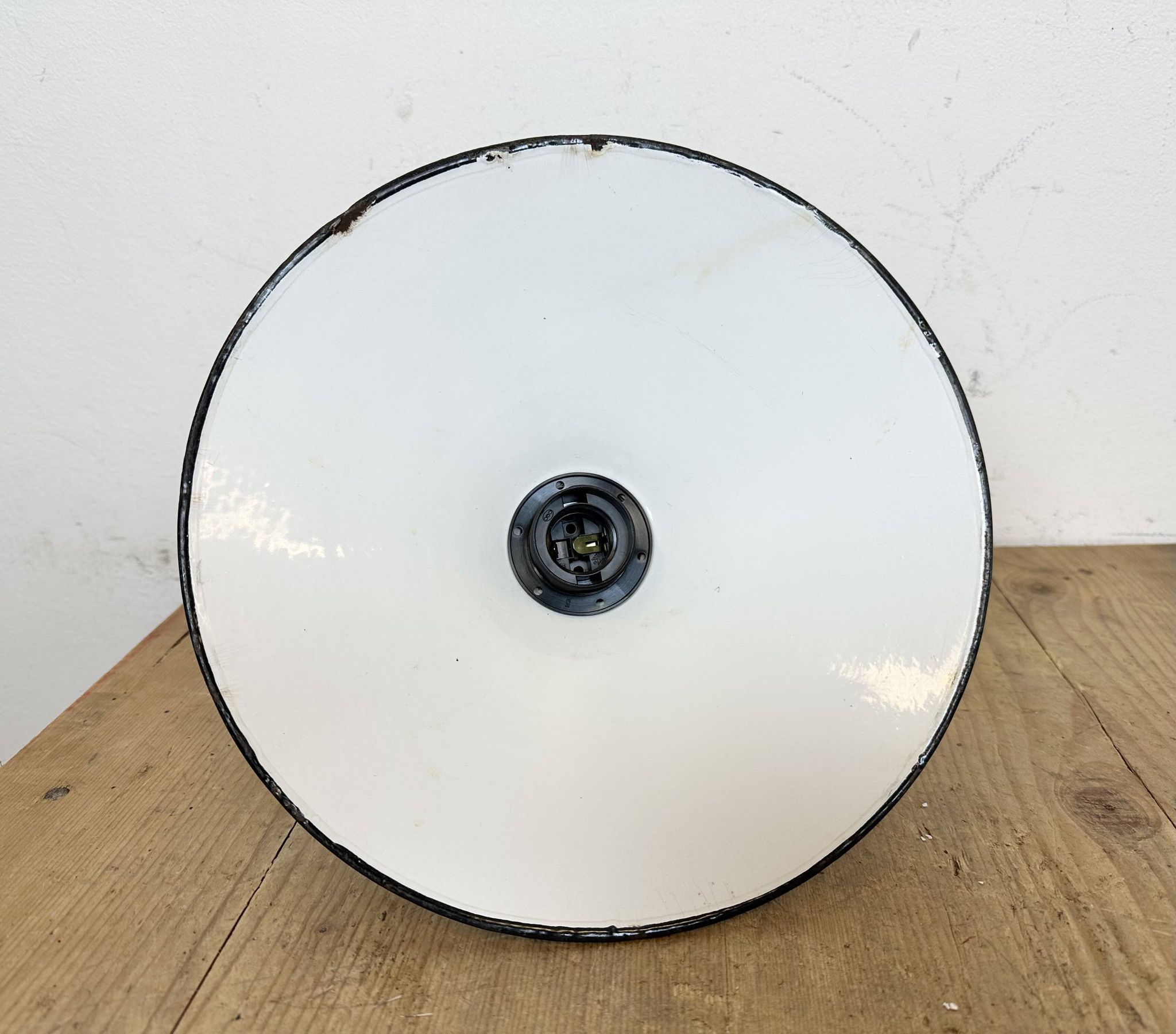 Industrial petrol enamel military pendant lamp with cast aluminium top, 1960s