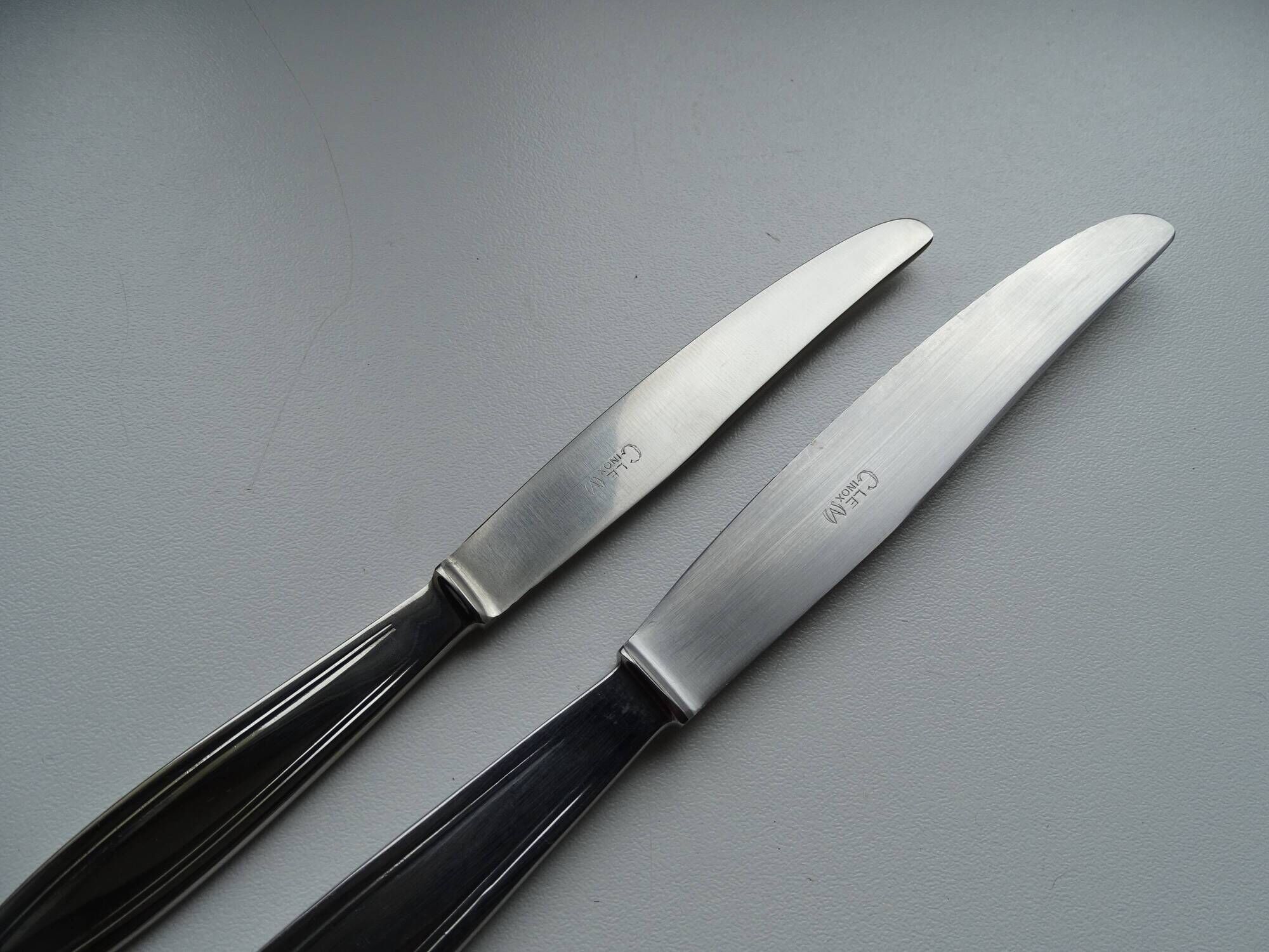24 Art Deco style stainless steel knives - 12 desserts and 12 cheeses - In boxes