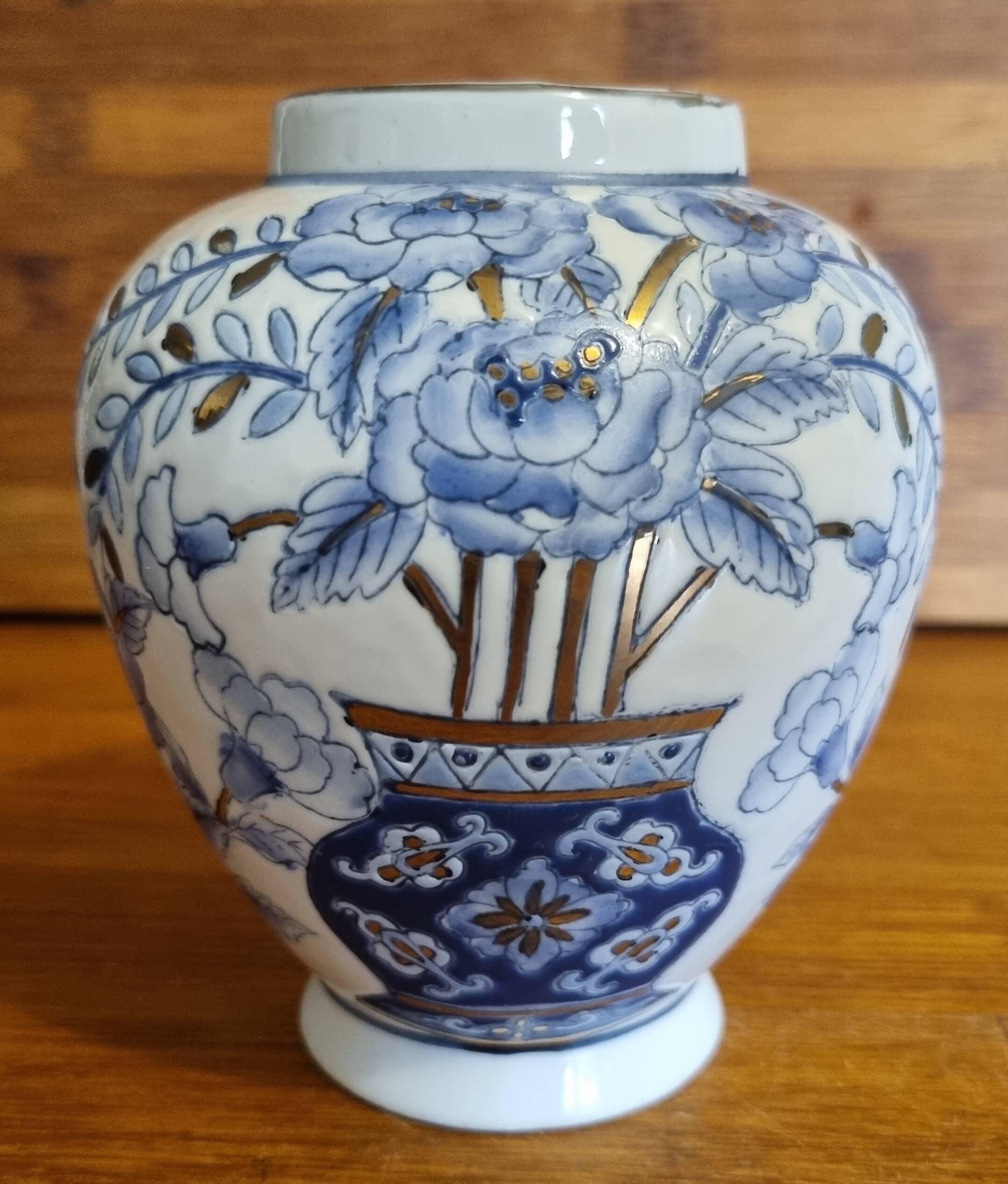 Small Chinese vase Blue and gold floral pattern