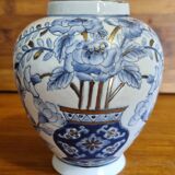 Small Chinese vase Blue and gold floral pattern