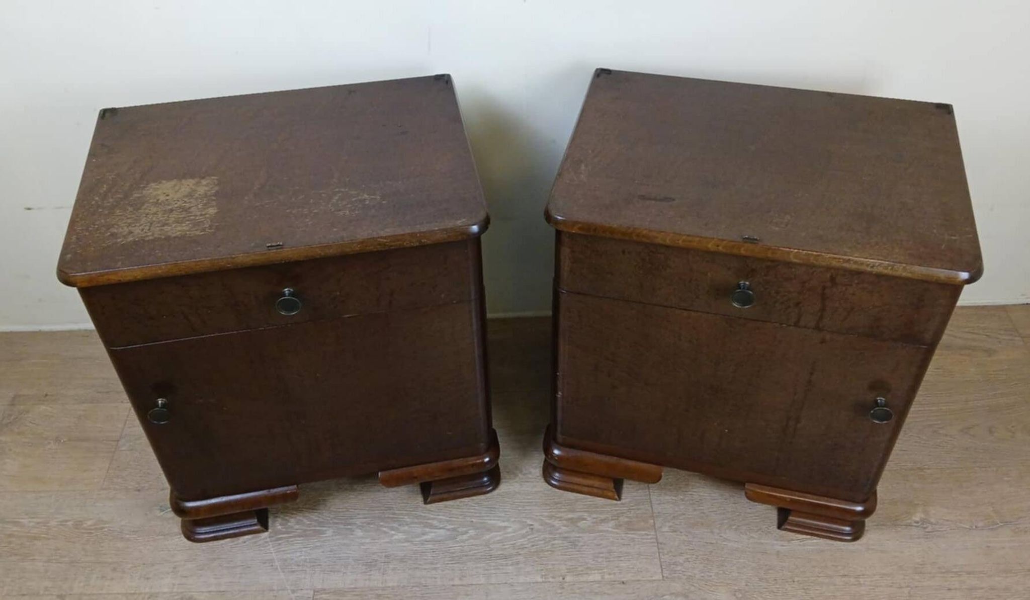 Pair of Art Deco period bedside tables or nightstands in burl circa 1930
