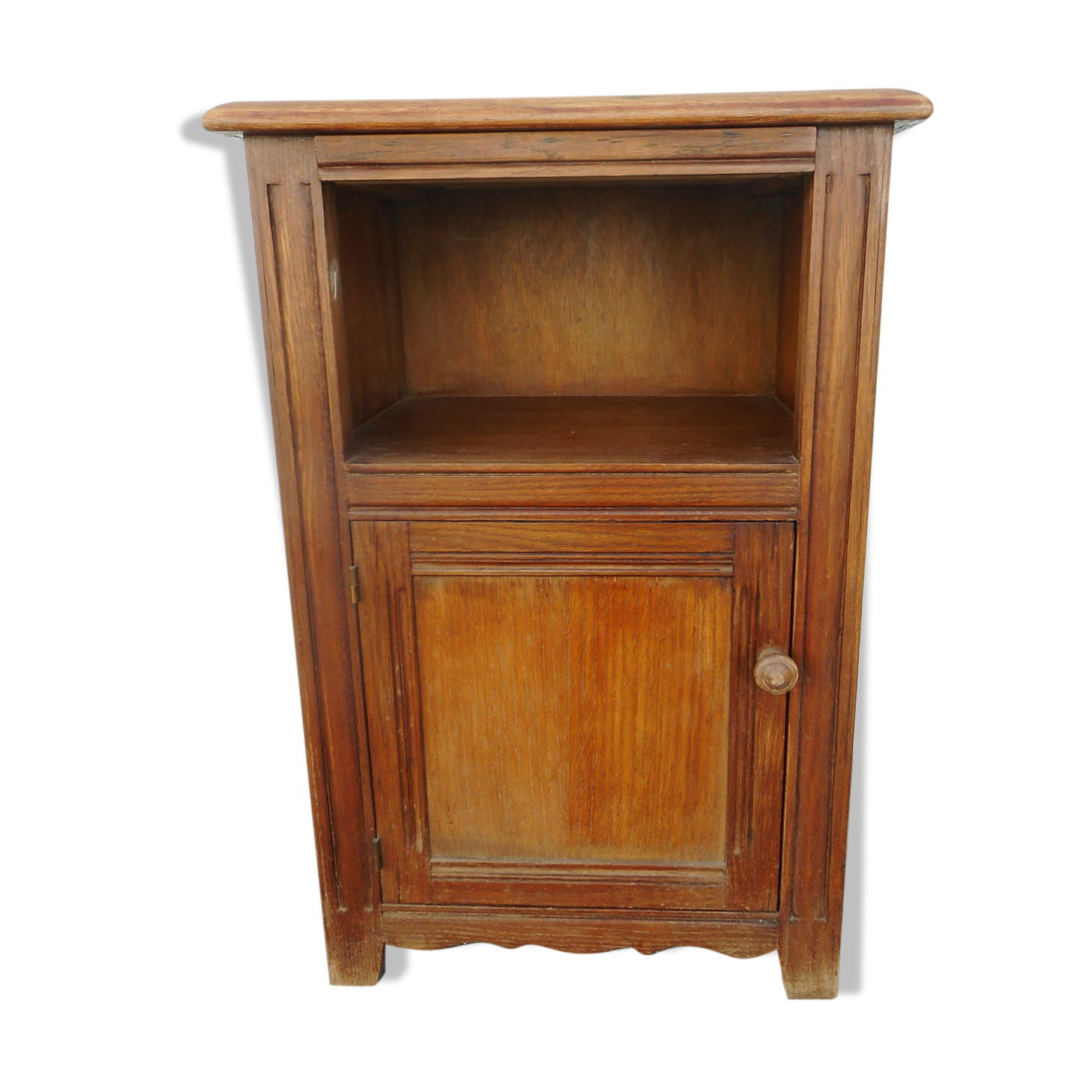 Extra furniture a door topped by a niche