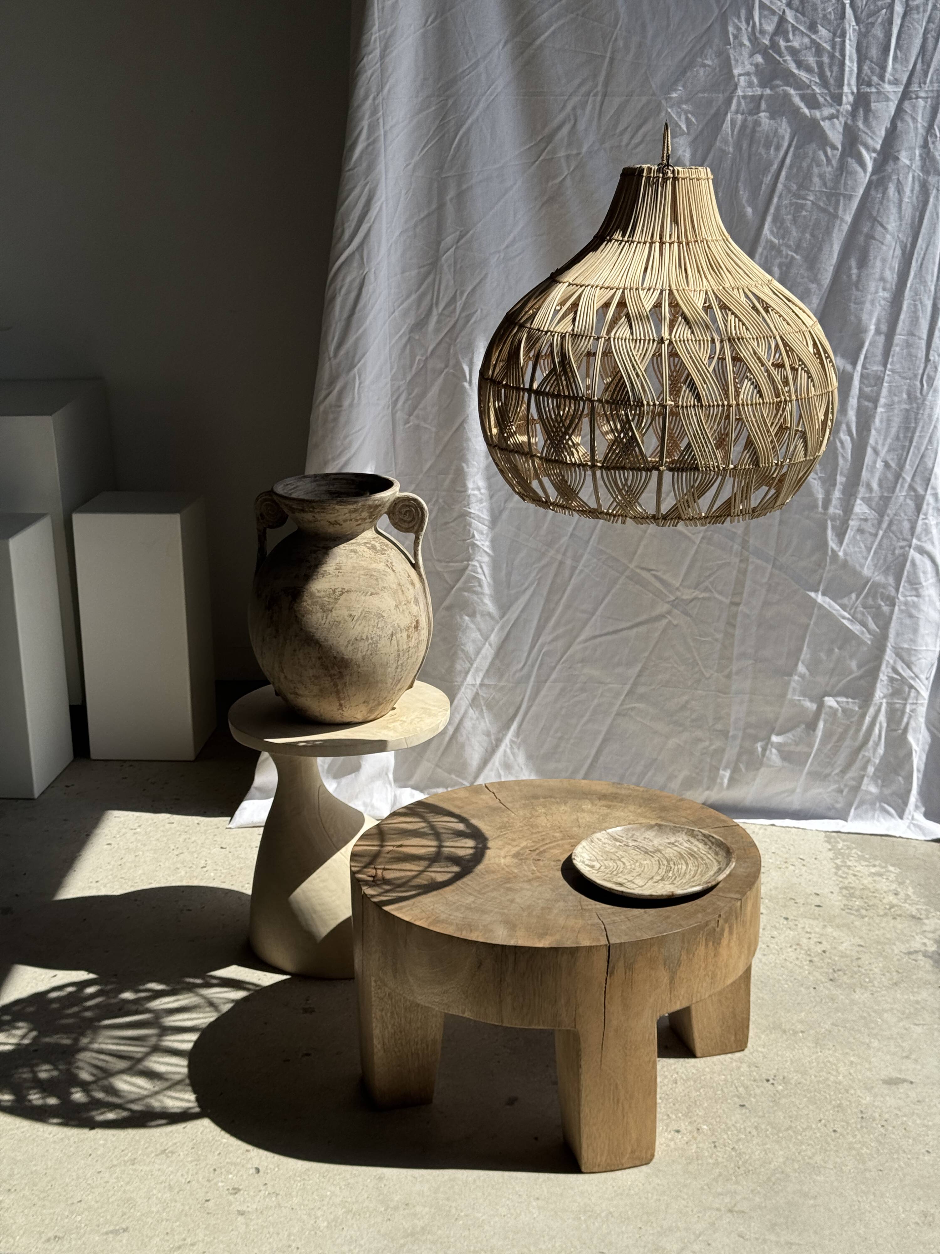 Suspension or rattan lampshade in the shape of a woven bulb.