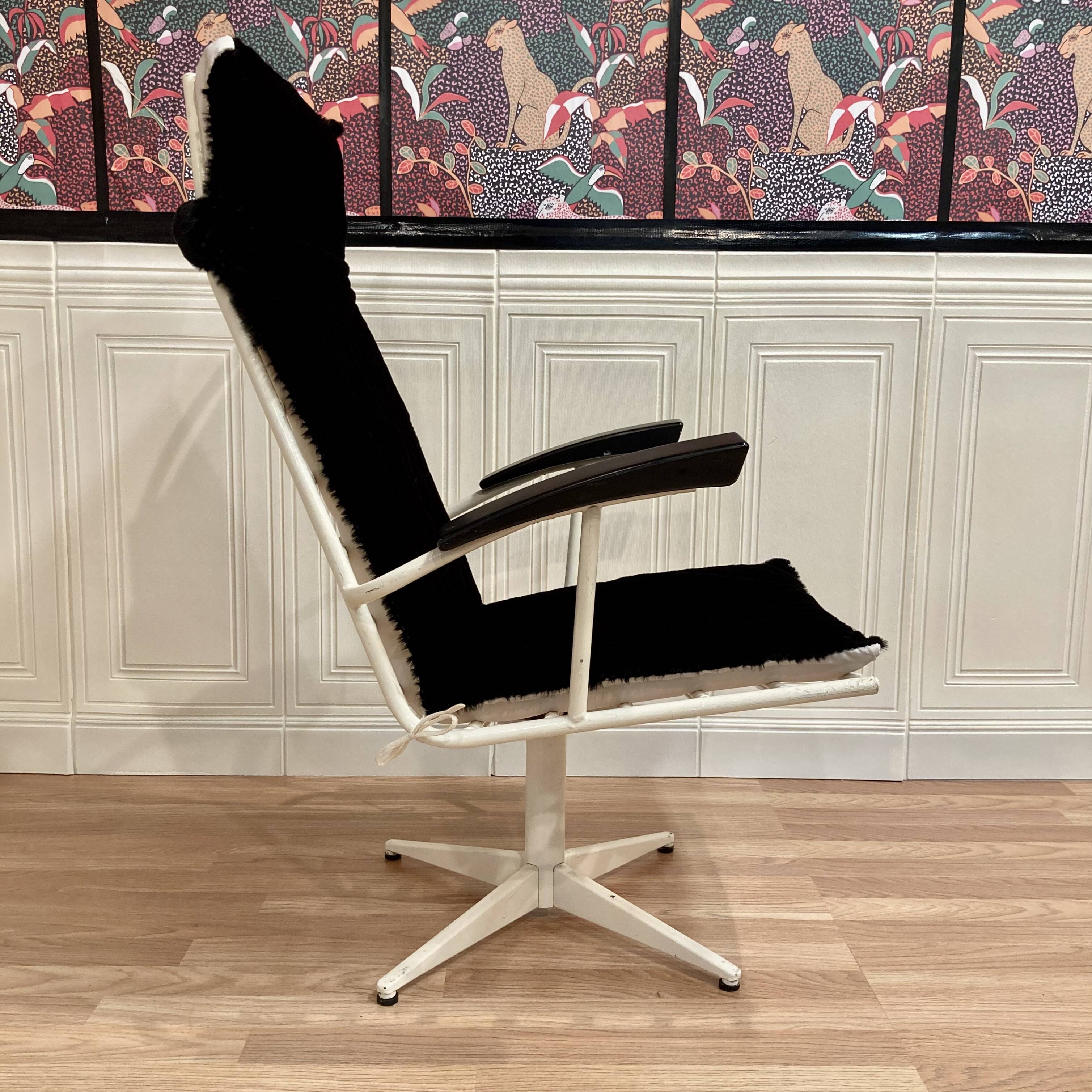 FAUTEUIL MÉTAL ET BAKÉLITE.