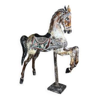 Cheval en bois sculpté