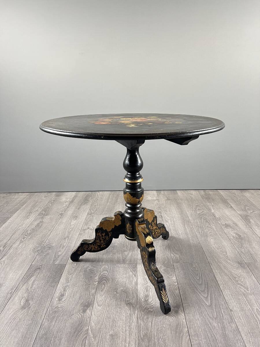 Napoleon III guéridon table in black lacquered wood with floral painted decoration, 19th century.