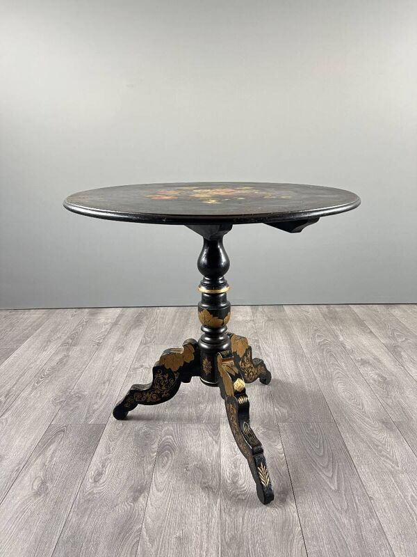 Table guéridon Napoléon III en bois laqué noir à décor peint floral, XIXe s