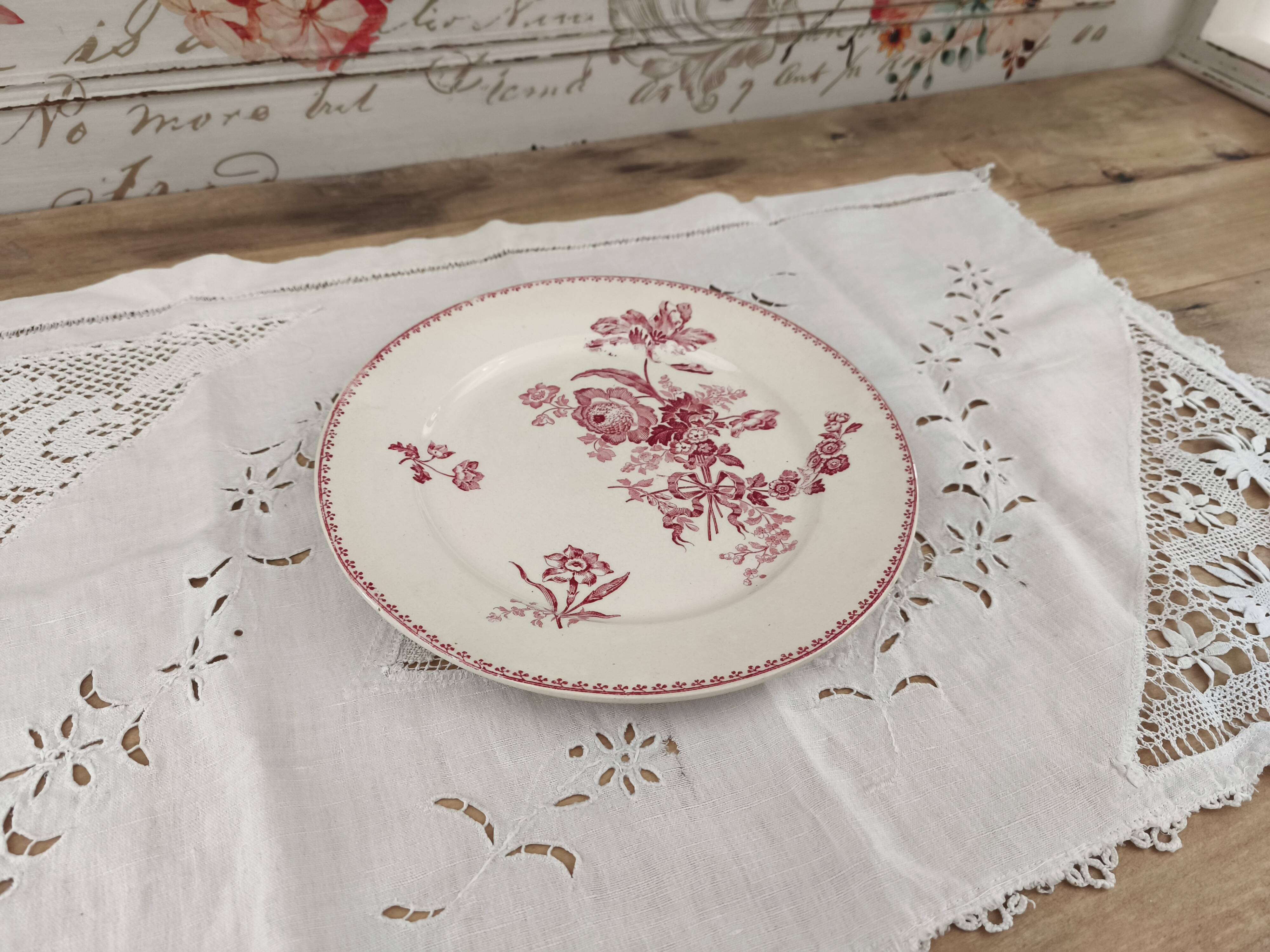 Art Nouveau flat plate, late 19th century, U&C Sarreguemines Digoin, Fontange model