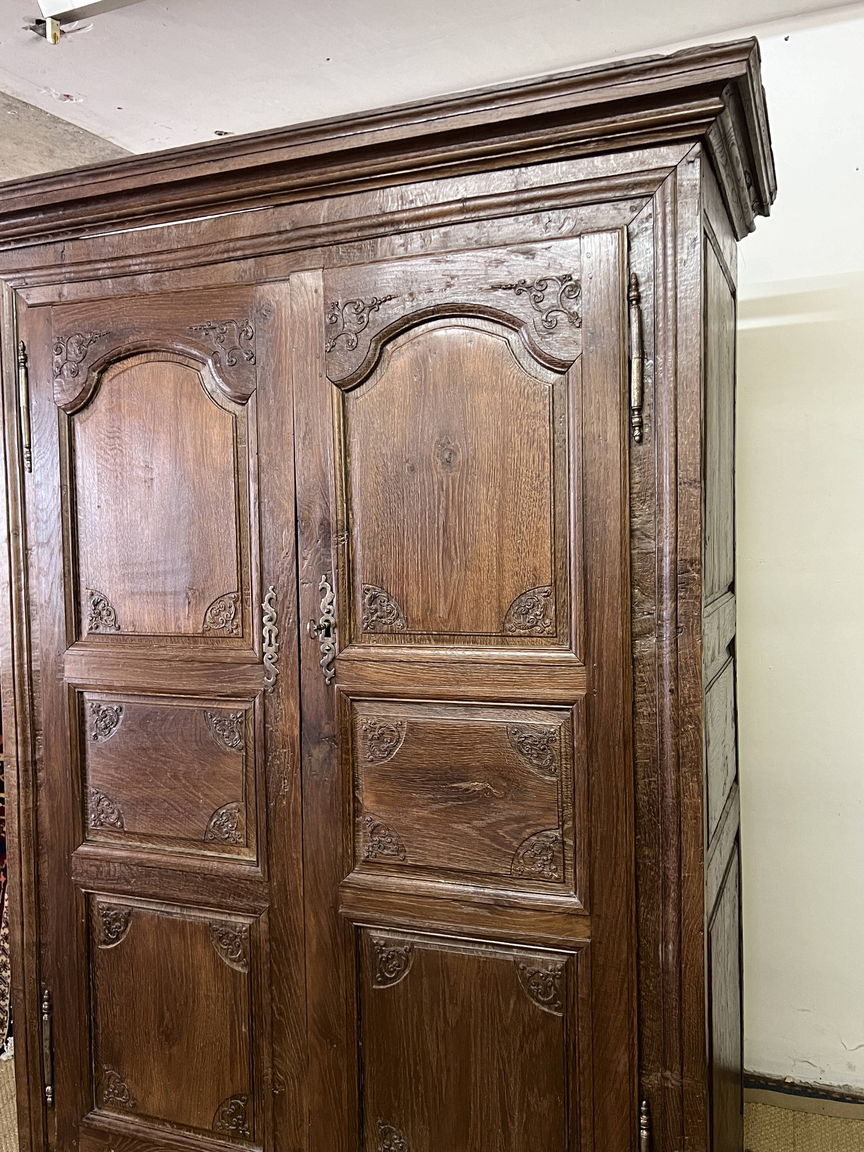 Armoire Louis XV en bois sculpté du XVIIIè siècle