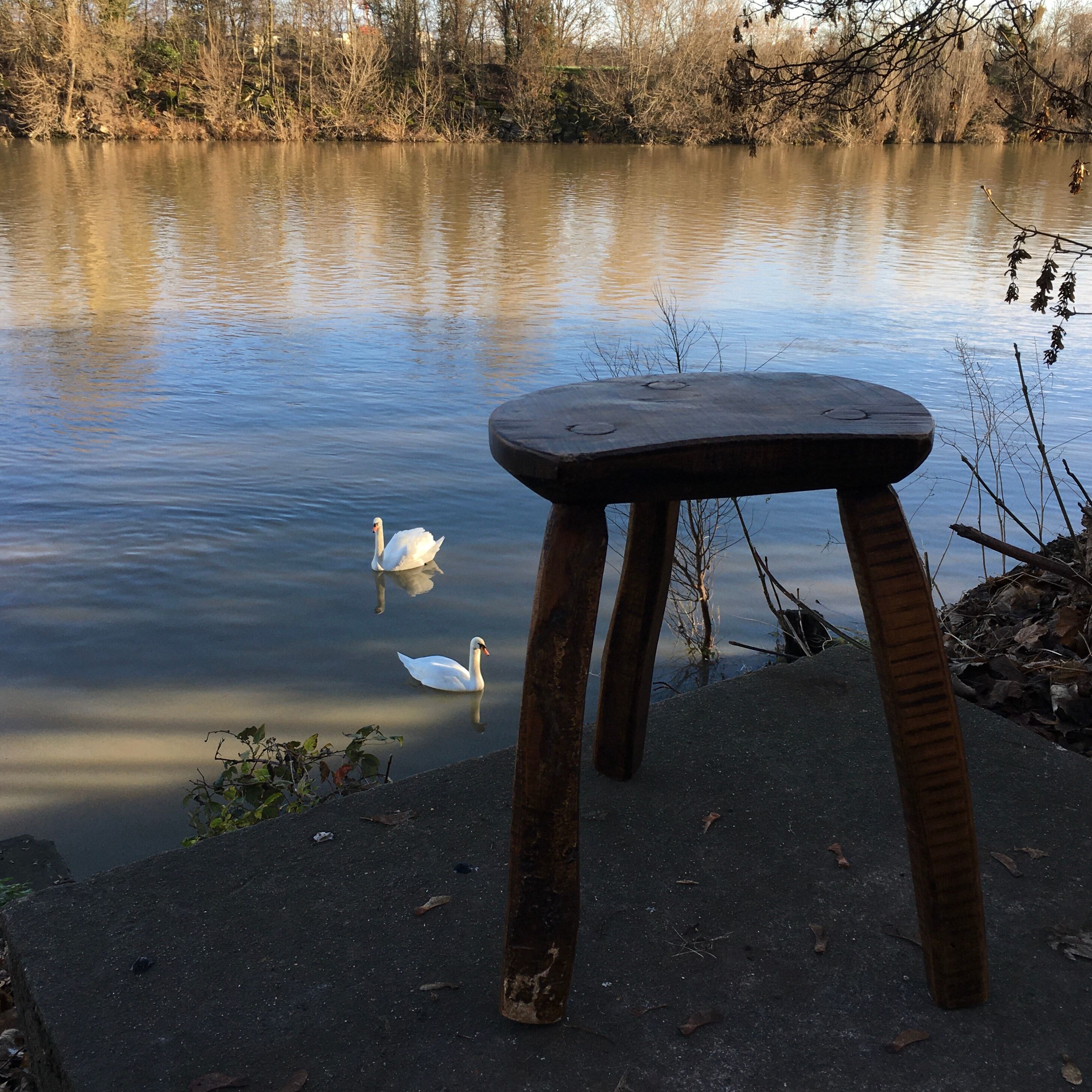 Tabouret brutaliste tripode