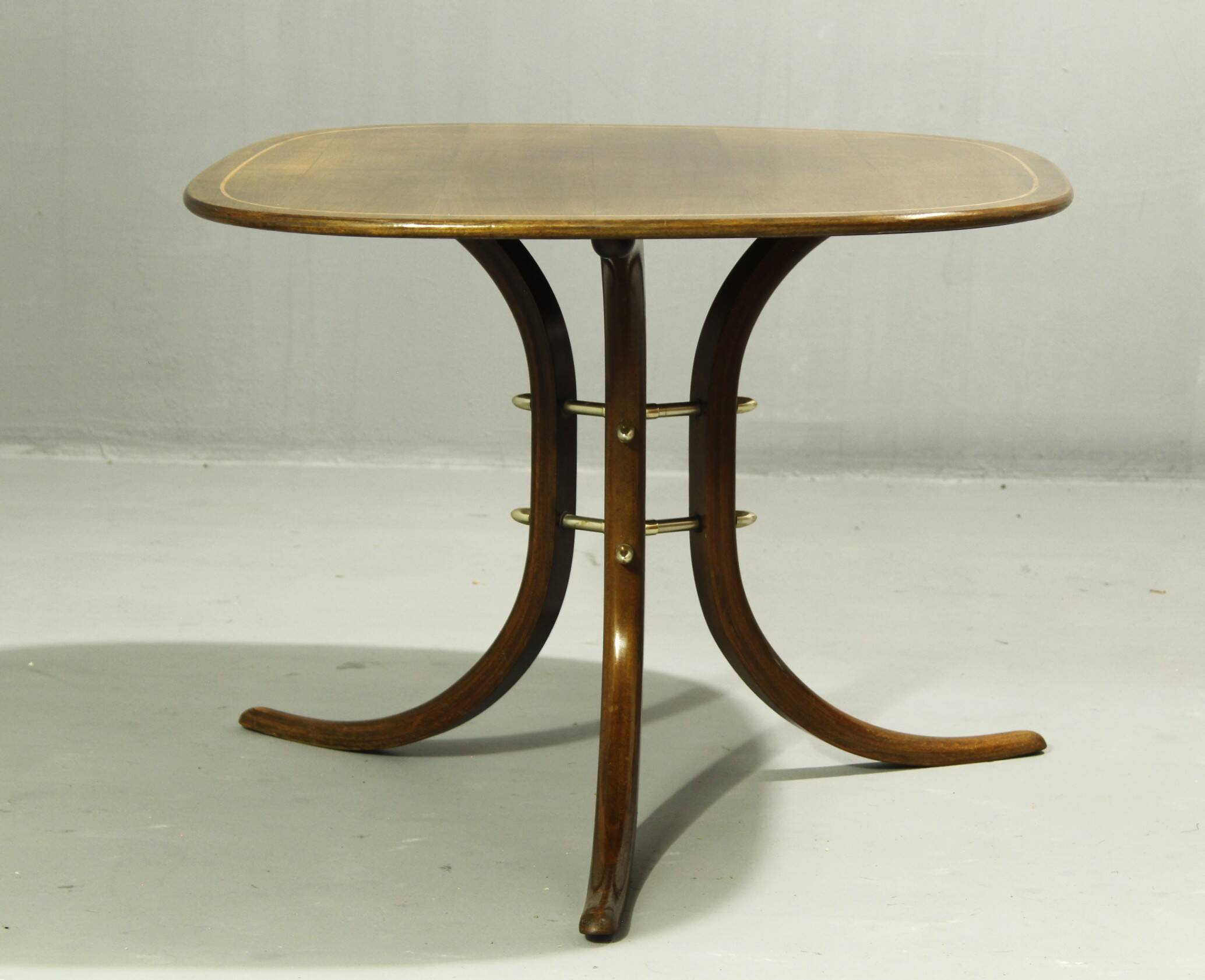 Table d'appoint en bois cintré, Allemagne, années 1950