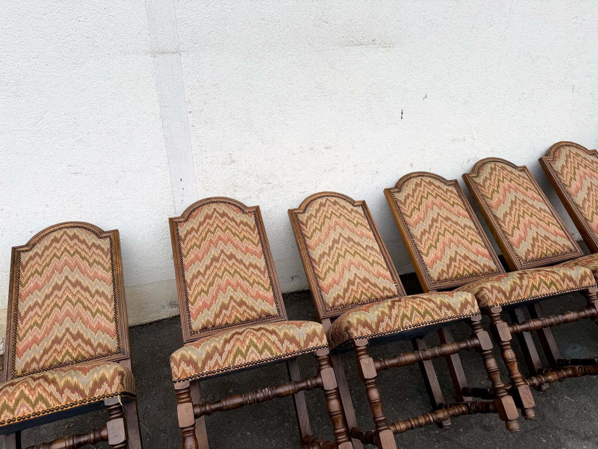 Série de 6 chaises à haut dossier de style Louis XIII