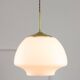 Suspension italienne vintage en verre opalin et laiton