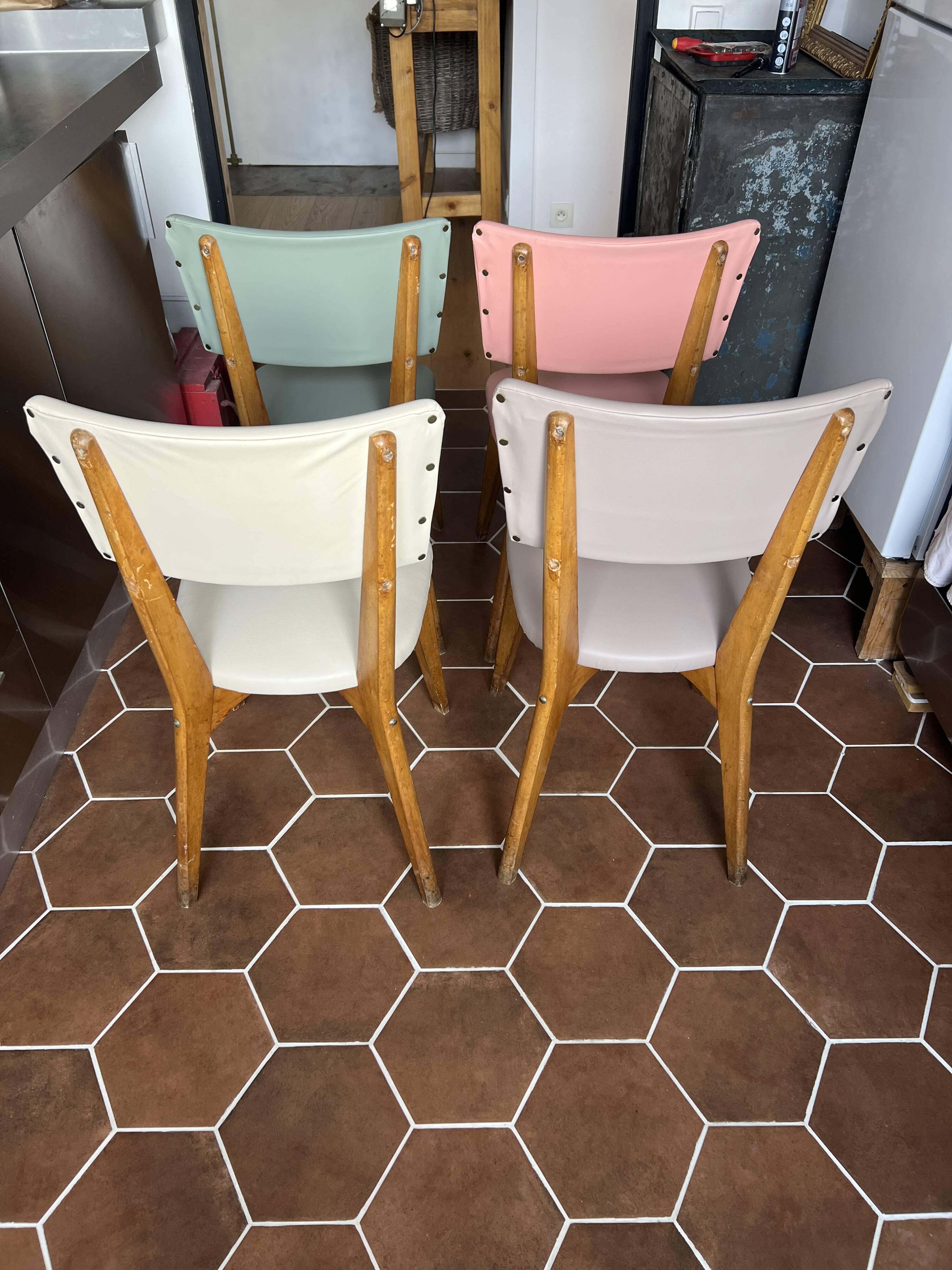 (Lot) 4 pastel multi-colored chairs (Monobloc)