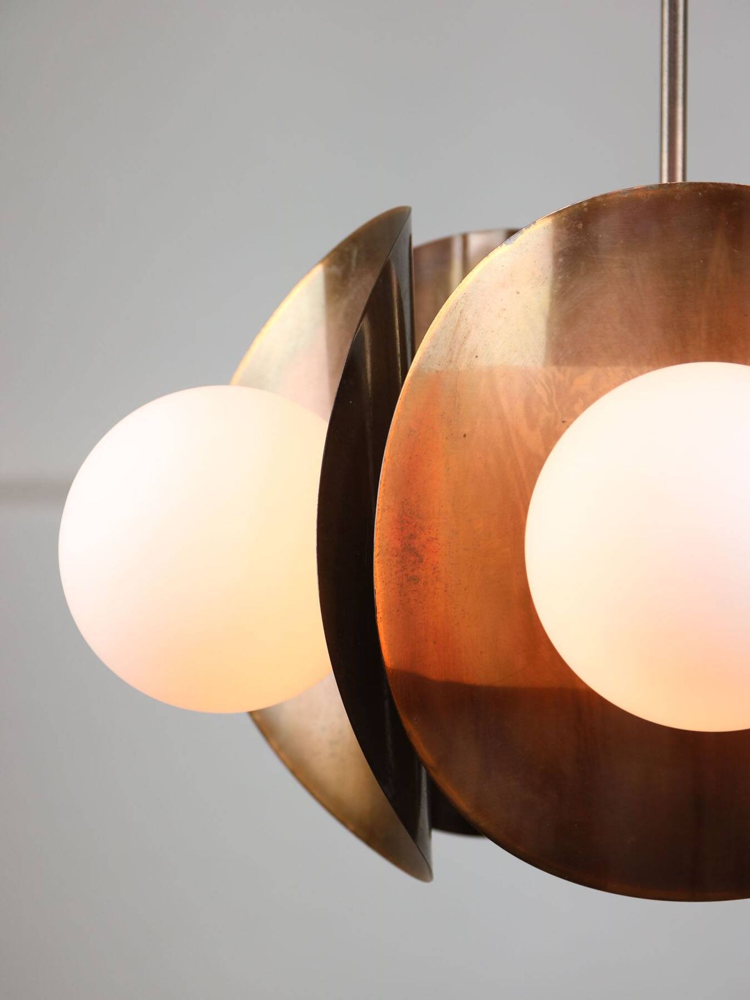Lustre italien vintage en cuivre et opaline, années 70