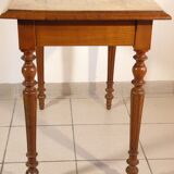 Table pieds cannelés