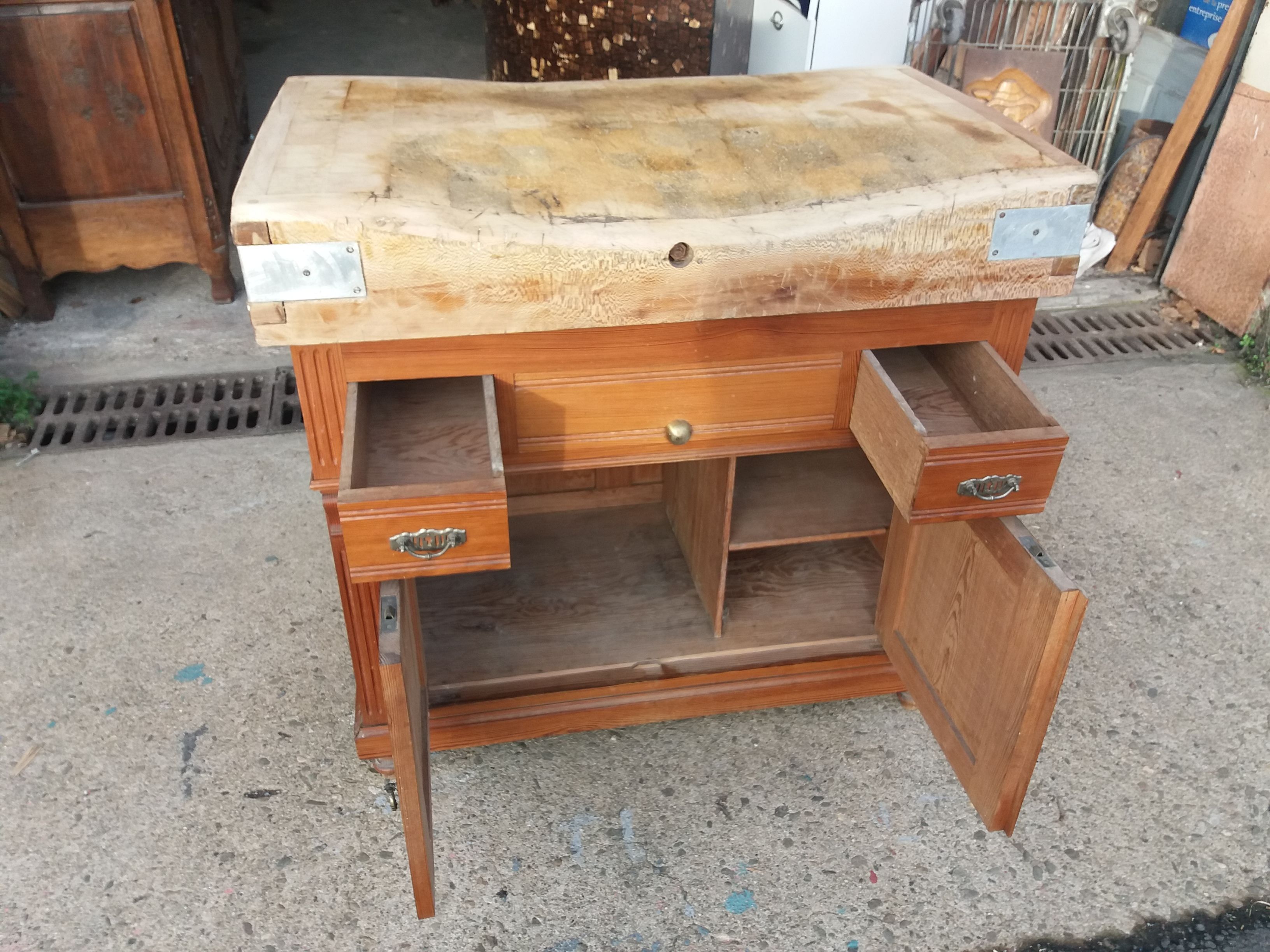 Chopping block butcher around 1920 opening on 2 drawers and 2 doors in pitch pine and Sycamore