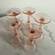 5 petits verres à pieds rose en verre
