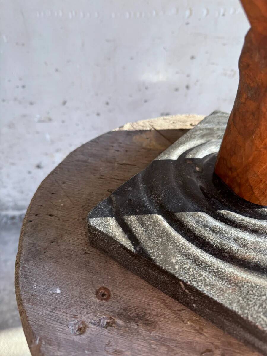 Walter De Buck "Het Hand" — Red-brown Wood Hand Sculpture on Dark Grey Concrete Base (1980)