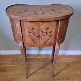 Table de chevet "rognon" en marqueterie style Louis XV