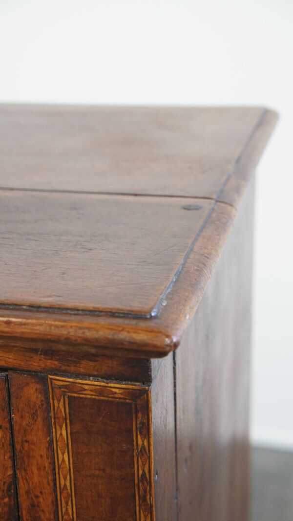 Armoire anglaise antique à deux portes du XVIIIe siècle