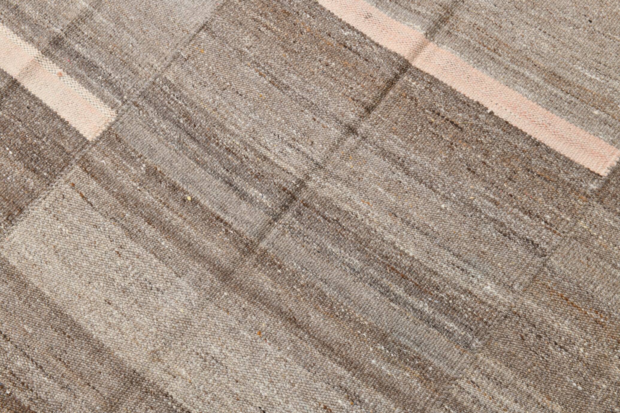 Tapis kilim vintage tons bruns et beige rosé, style minimal artisanal