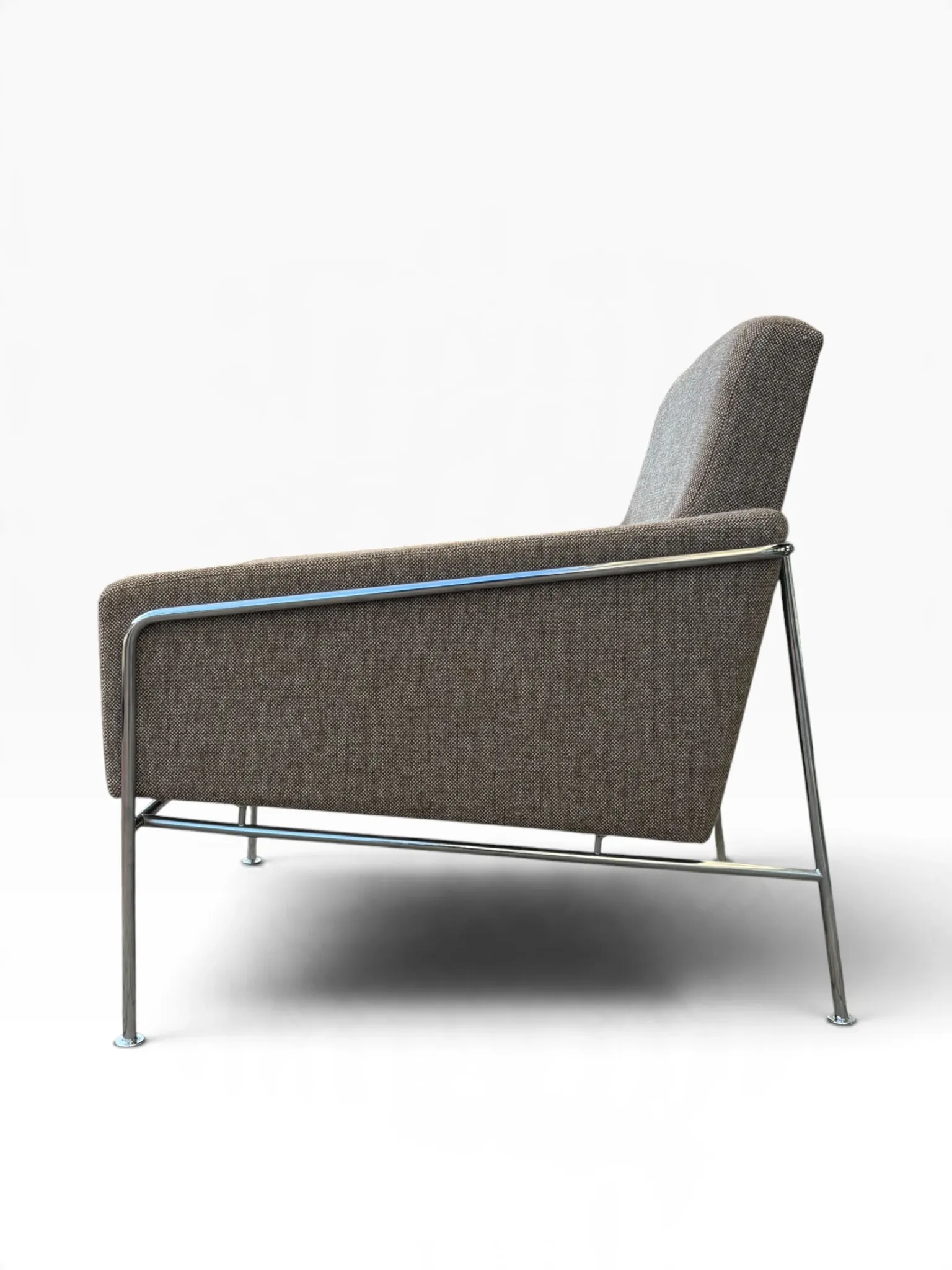 Lounge chair Mod. 3300 by Arne Jacobsen for Fritz Hansen