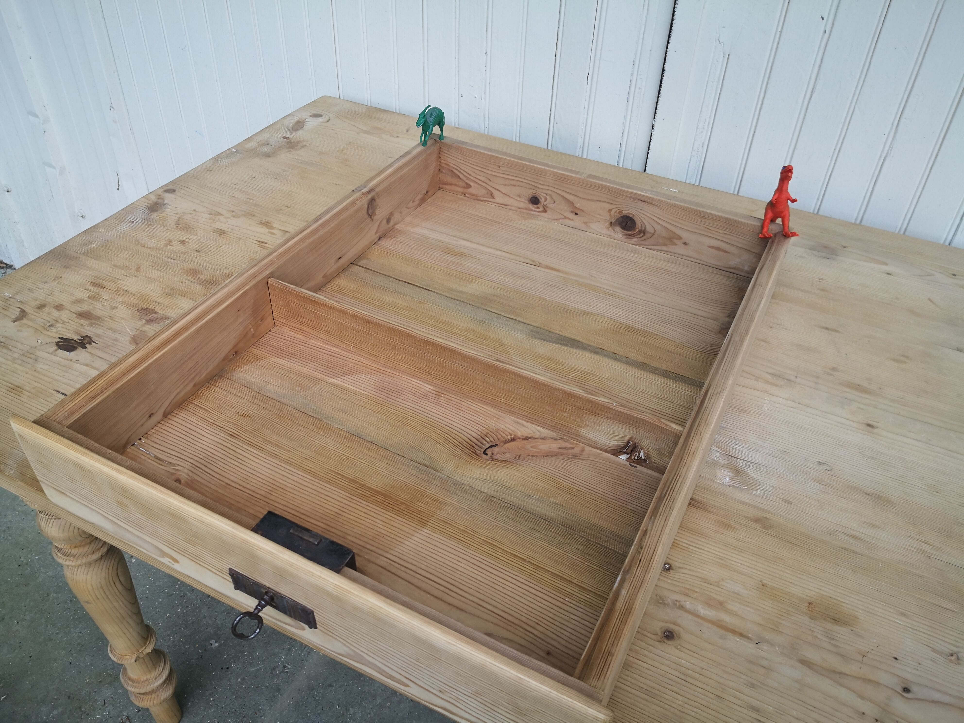 wooden dining table, vintage, turned legs, firm table style