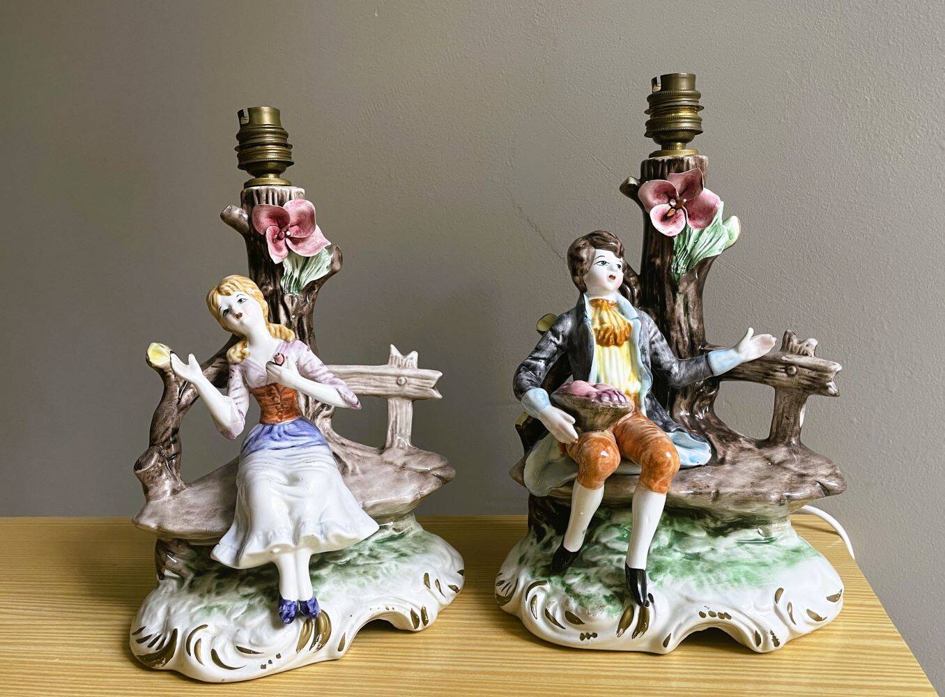 Paire de lampes de table en porcelaine italienne par Capodimonte.