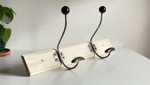 Portemanteau ancien d'ecole bois blanc