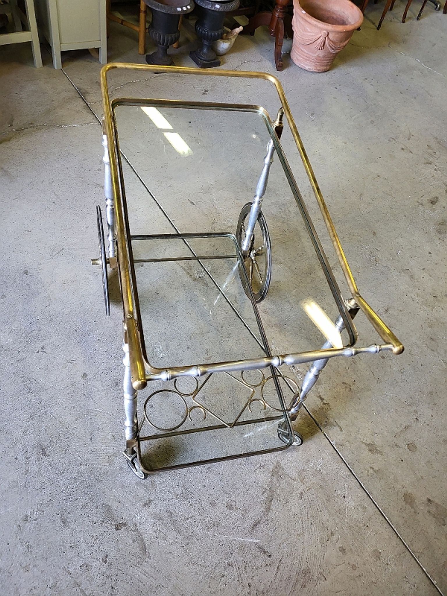 Desserte a roulettes en alu laiton et verre 1960