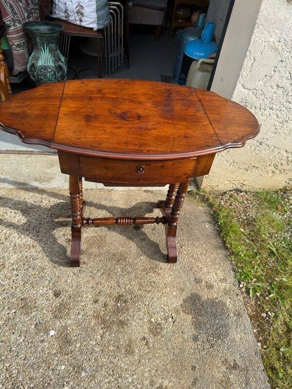Antique bouillotte table with a foldable top, Louis-Philippe style.