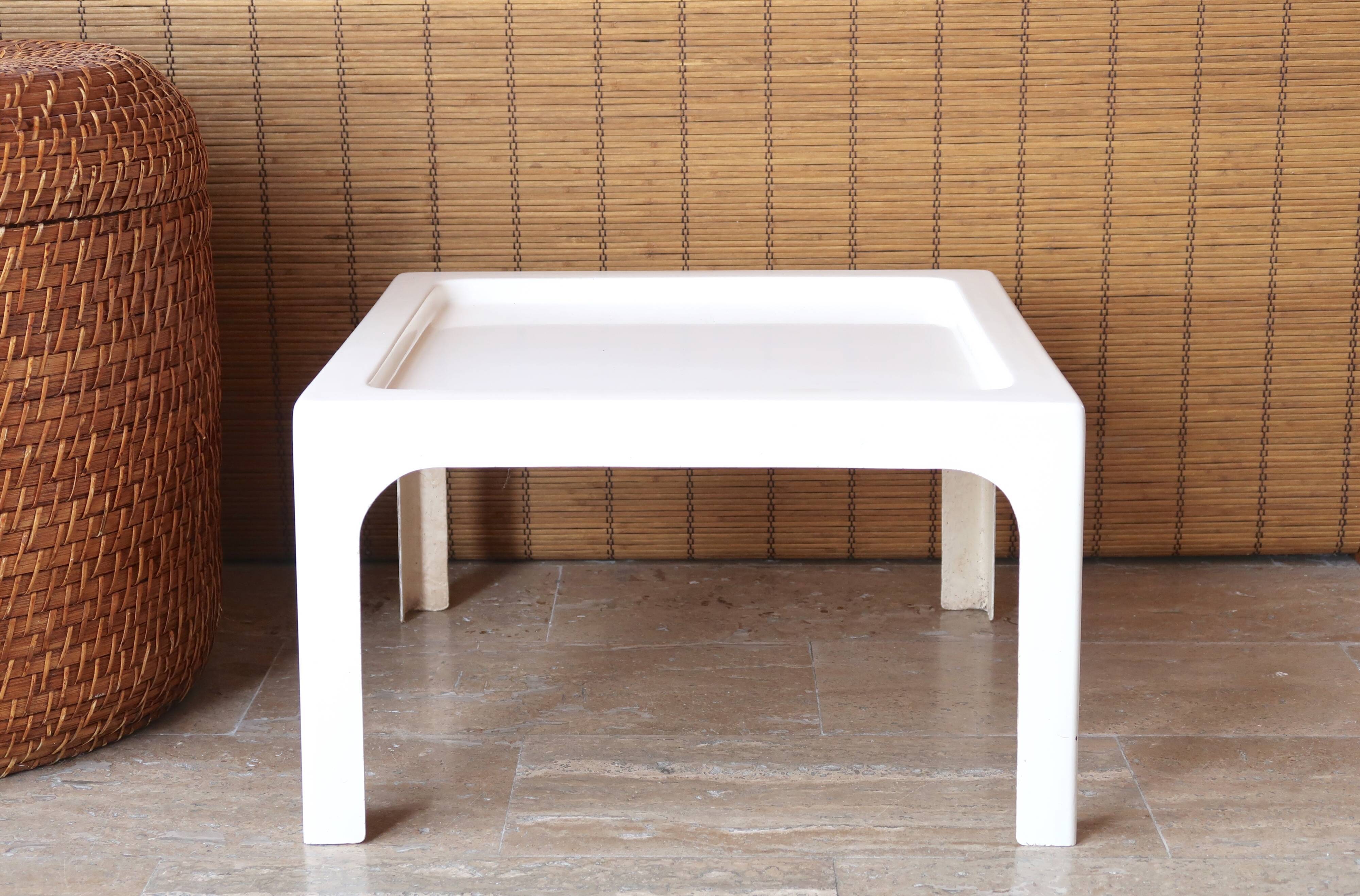 Table basse Prisunic en fibre de verre blanche, années 70