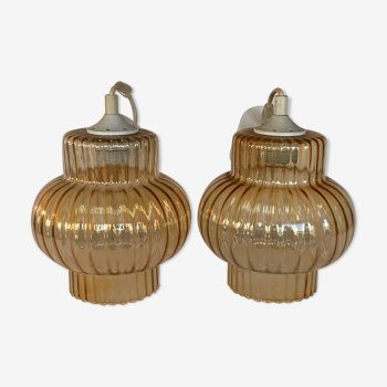 Paire de luminaires suspensions en verre ambré doré, 1960