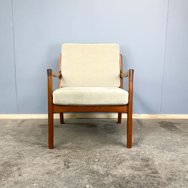 Fauteuil sénateur par Ole Wanscher pour France et Søn, teck et velours, années 1960.