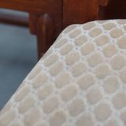 Ensemble de quatre chaises de salle à manger en rotin au design Art Déco avec dossier haut.