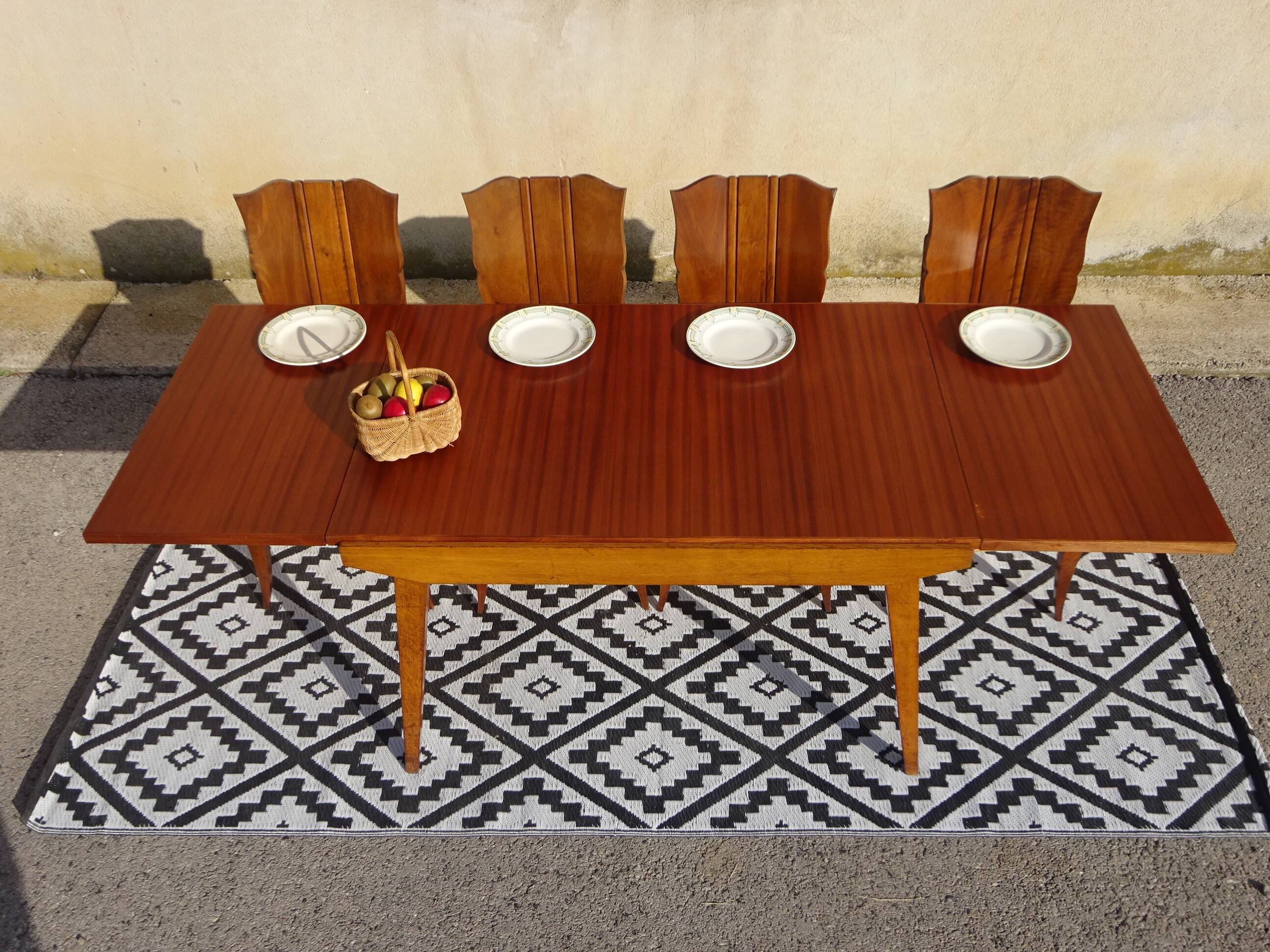 Extendable table, compass legs